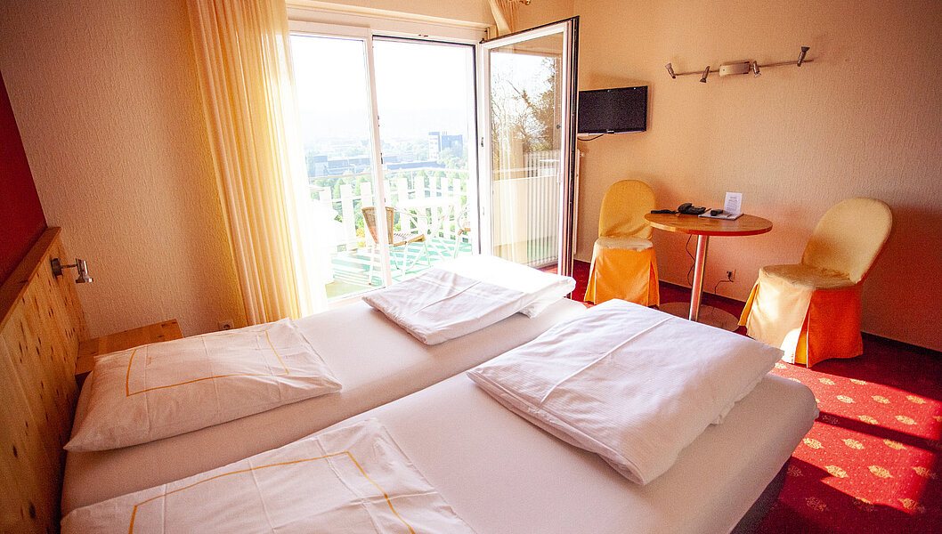 Hotelzimmer mit Balkon und Stadtblick in Ravensburg im Hotel Sennerbad 