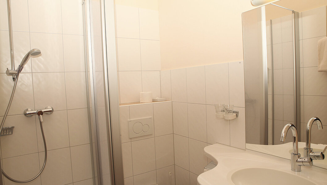 Badezimmer mit Dusche und WC Standard-Doppelzimmer Hotel Sennerbad in Ravensburg