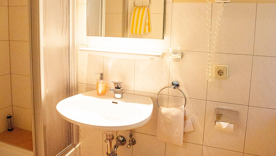 Badezimmer eines Einzelzimmers im Hotel Sennerbad 