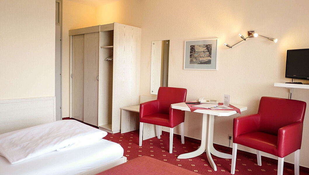 Gemütliche Sitzmöglichkeit im Hotelzimmer des Hotel Sennerbad in Ravensburg 