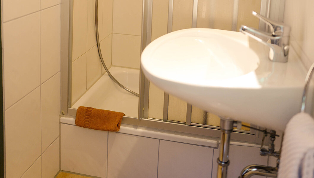 Badezimmer eines Einzelzimmers im Hotel Sennerbad Ravensburg