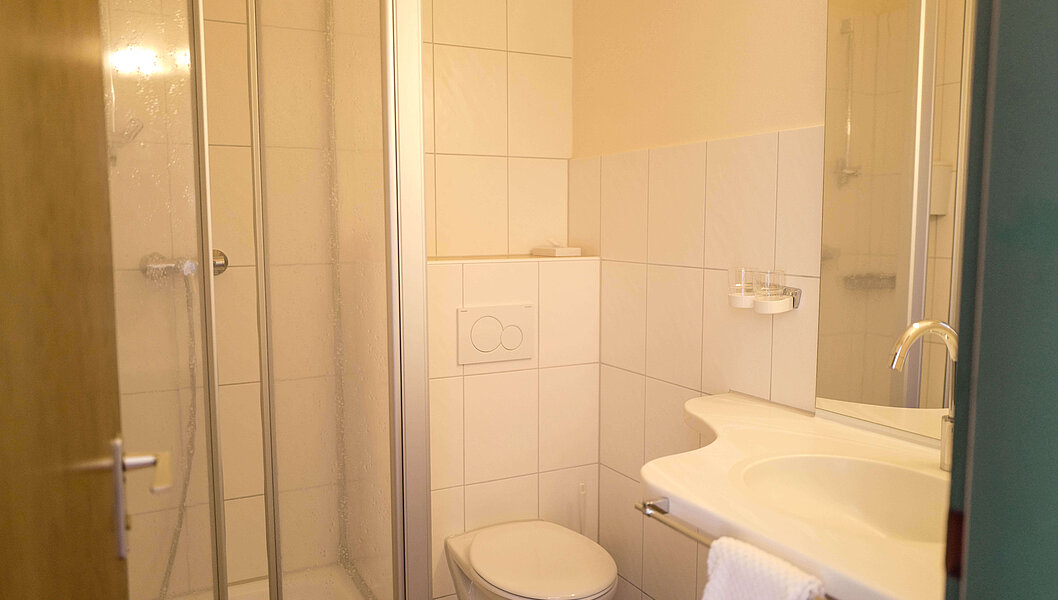Badezimmer des Dreibettzimmers im Hotel Sennerbad in Ravensburg 